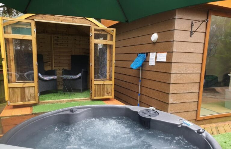 relaxing lodge in England with hot tub 3