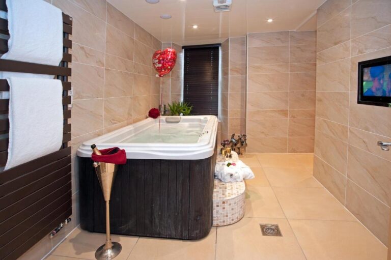romantic hotel in Windermere with hot tub in room 2