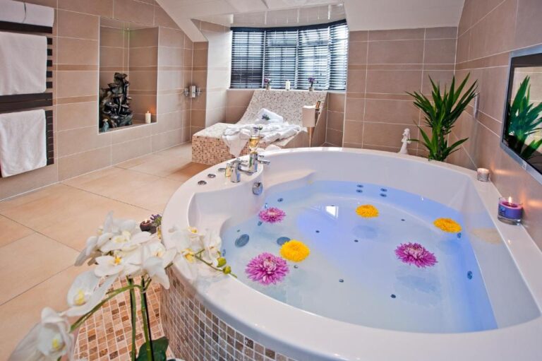 romantic hotel in Windermere with hot tub in room 3