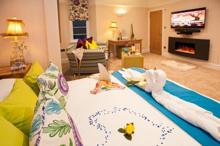 romantic hotel in Windermere with hot tub in room 4
