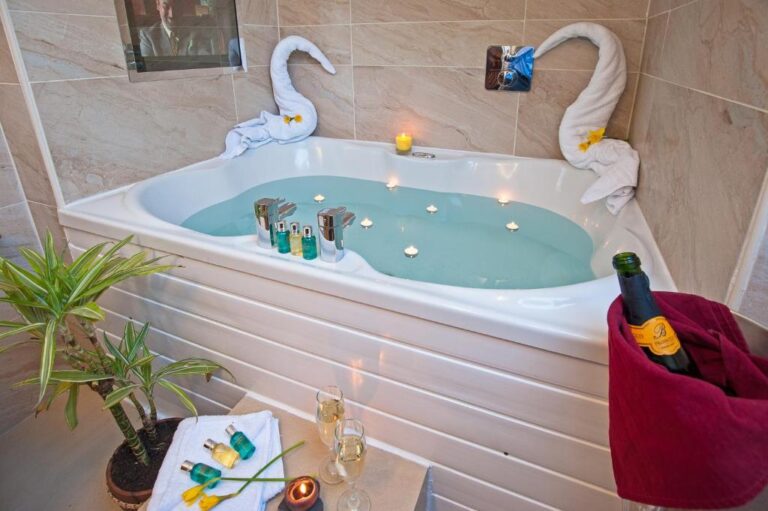 romantic hotel in Windermere with hot tub in room