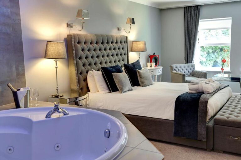 romantic hotels with hot tub in room in Birmingham 3