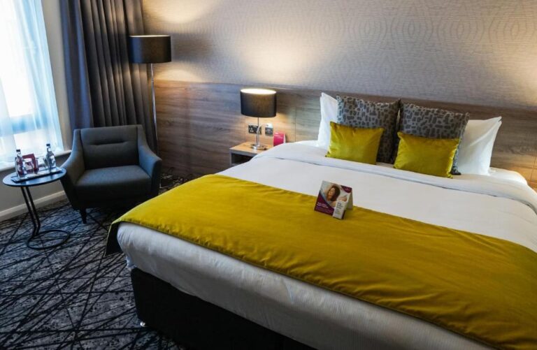 romantic hotels with hot tub in room in Liverpool