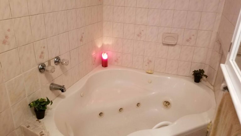 cozy room bronx hot tub