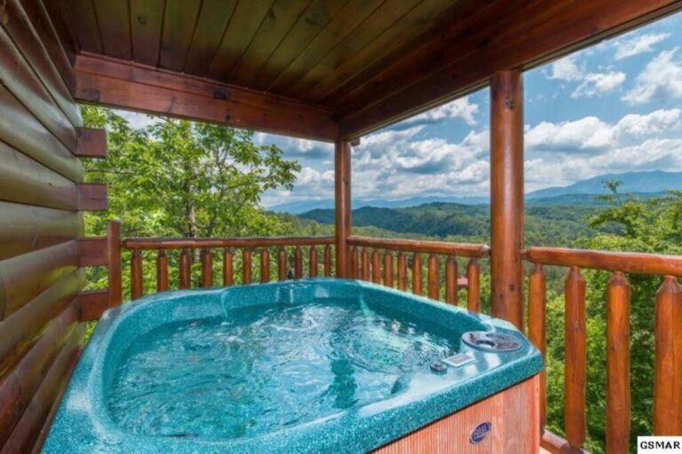 Tennessee cabin with hot tub