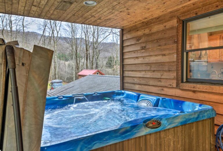 Cabin with Hot Tub and Mtn View,1