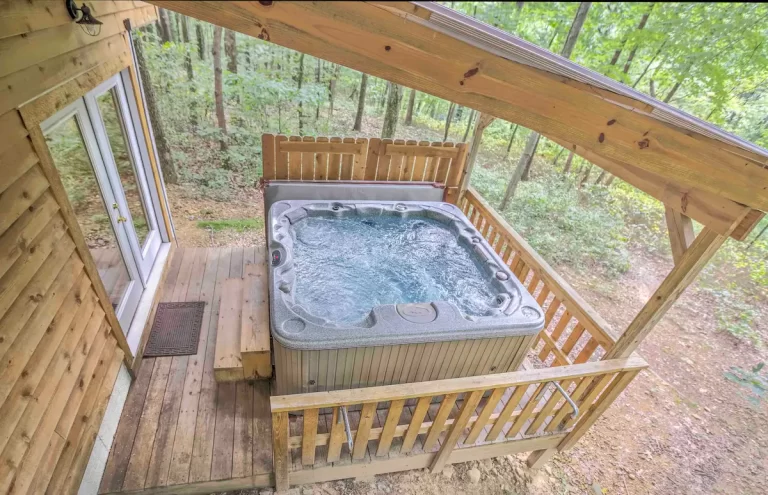 Cheerful two bedroom cabin with a hot tub