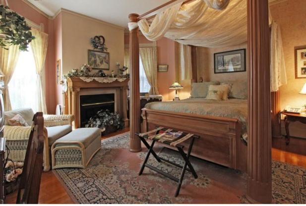 Fantasy suites Indiana-Days Old Northside Bed & Breakfast3