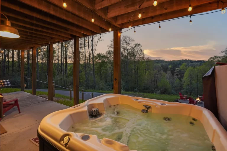 Hocking Hills~Wooded 32 ac~Hot Tub~Fire Pit~Games