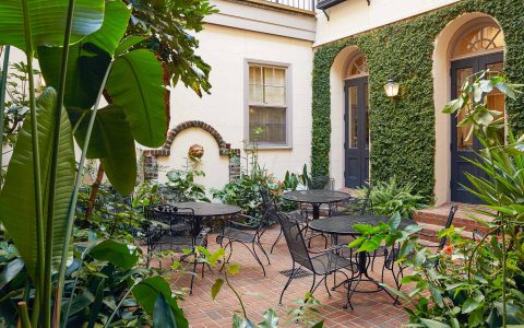Kings-Courtyard-Inn-patio