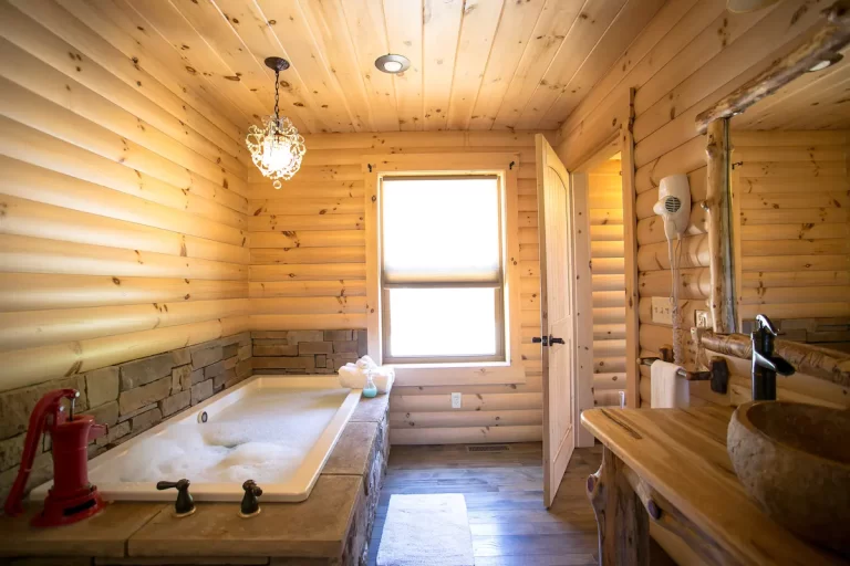 Luxury Cabin with Hot Tub, Kitchen, Living Room, Fireplace - Sleeps up to 63
