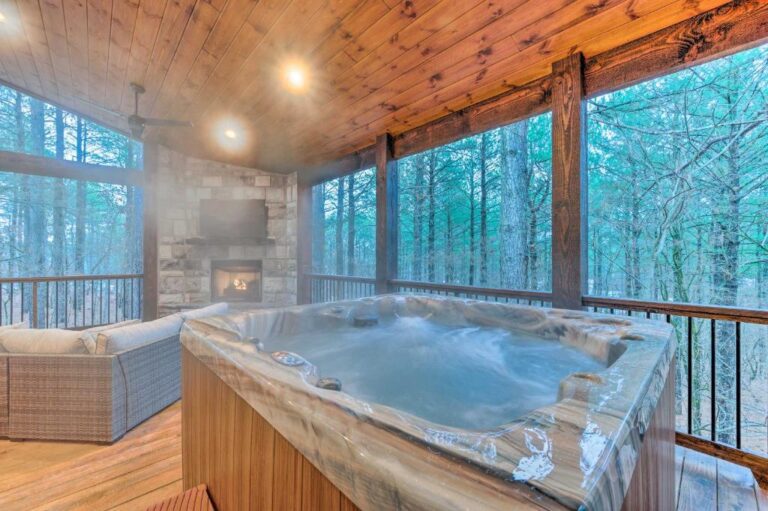 Modern Cabin with Hot Tub2