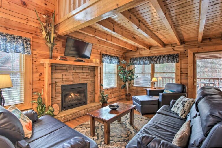 Romantic Pigeon Forge Cabin 1