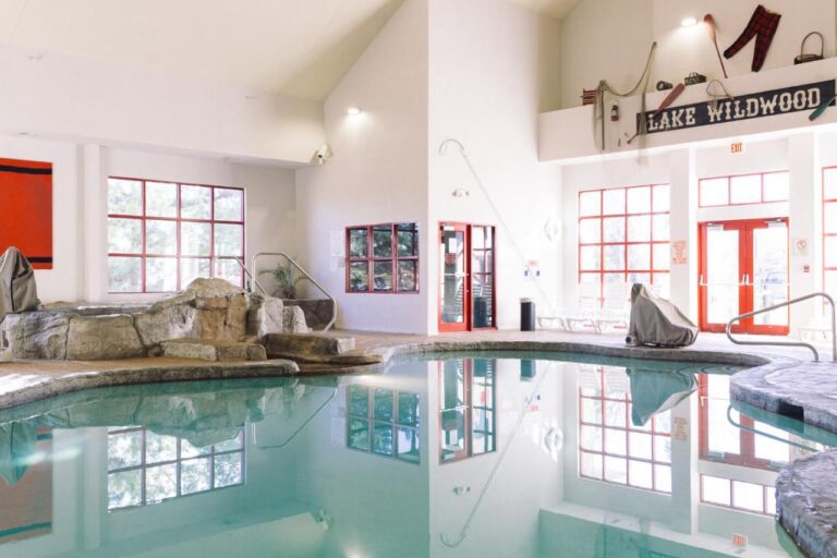 Wildwood Lodge & Suites indoor pool