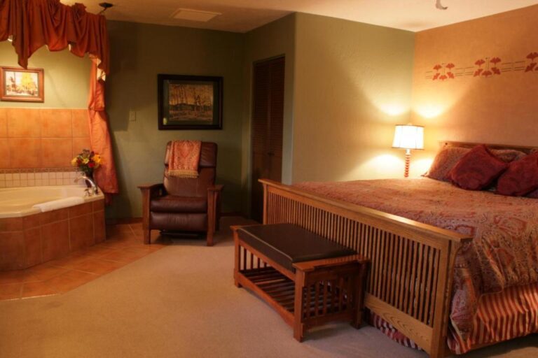 accommodations in Arizona with hot tub in room
