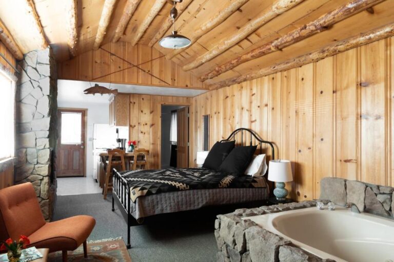 accommodations with hot tub in Big Beak Lake 2