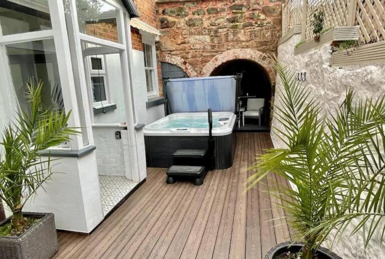 apartment with hot tub in Chester 2