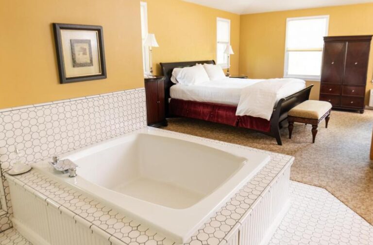 bed and breakfast in Sacramento with hot tub in room 2