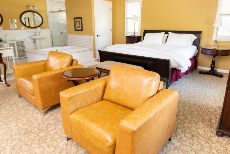 bed and breakfast in Sacramento with hot tub in room