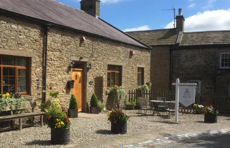 charming bed and breakfast with hot tub in room in Yorkshire