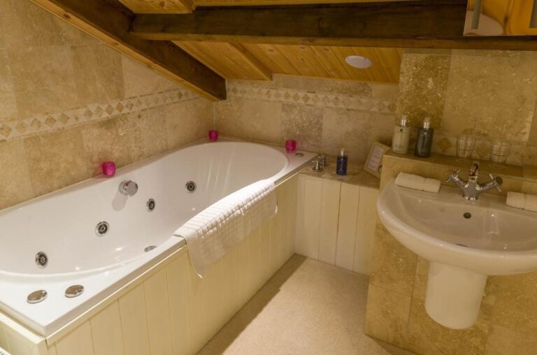 charming bed and breakfast with hot tub in room in Yorkshire 2