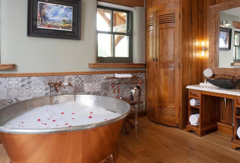 charming hotels in Durham with hot tub 3