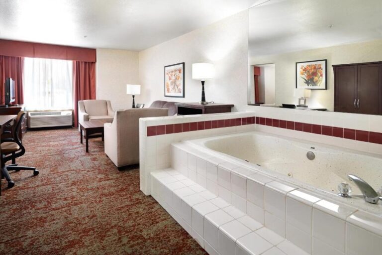crystal inn hotel & suites honeymoon suite in utah