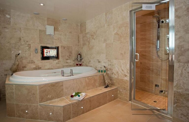 elegant hotels with hot tub in room 3