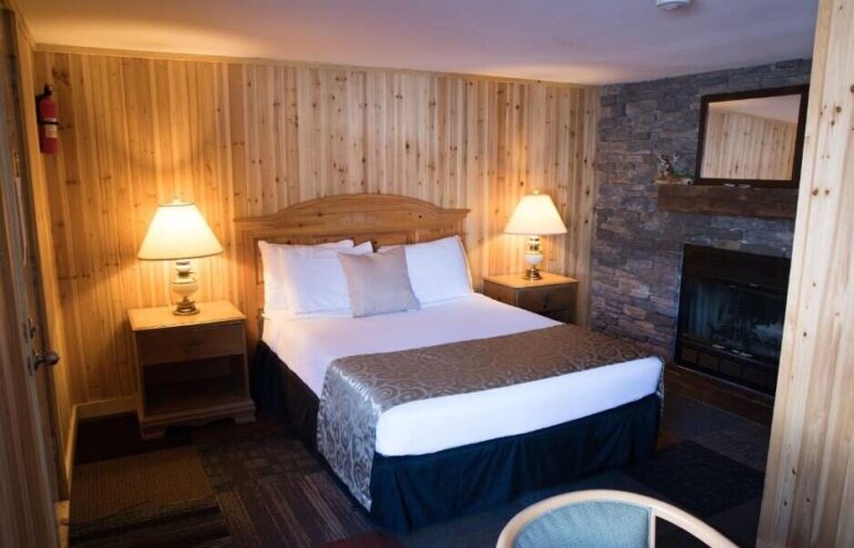honeymoon suite at Memorytown Lakeside Inn & Cottages in Poconos 1