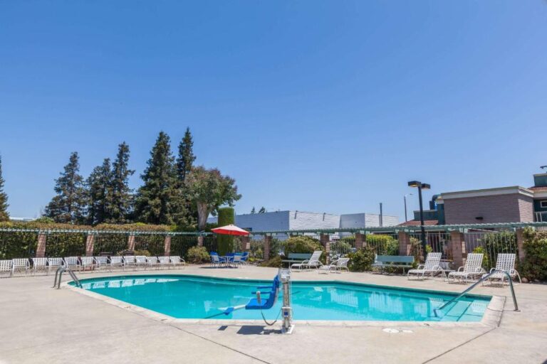 hot tub hotels for couples in San Jose 4