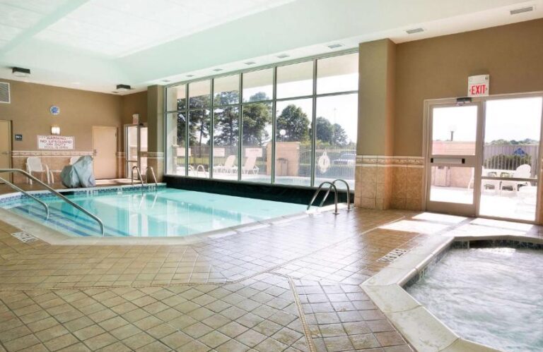 hot tub hotels in Montgomery 4