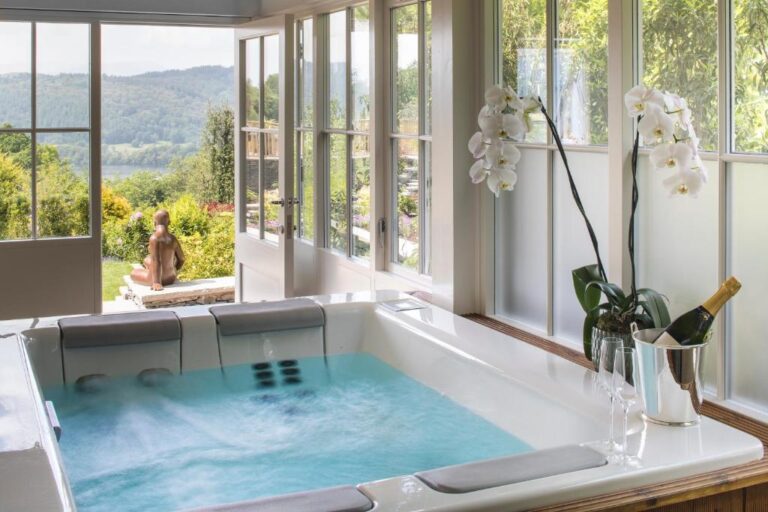 hot tub suites in Windermere 3