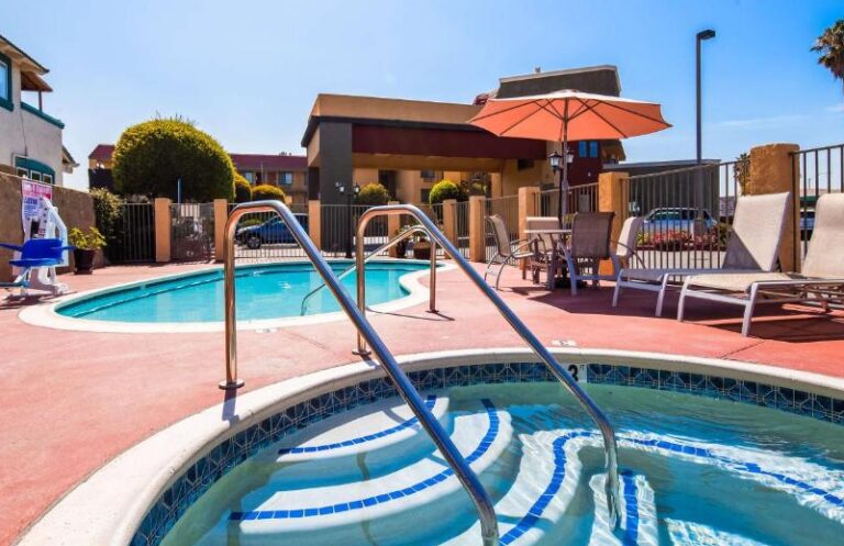 hotel with hot tub in room in San Diego 4