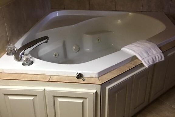 hotels for couples in Arkansas with hot tub 2
