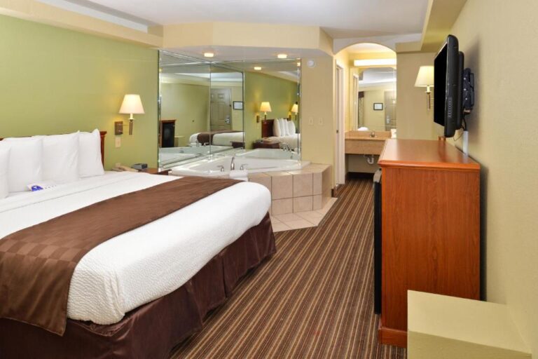 hotels in Arkansas with hot tub in room 2