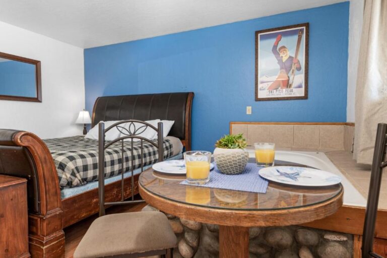 hotels in Big Bear Lake with hot tub in room 4
