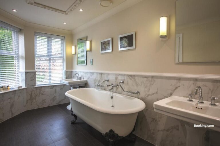 hotels in Chester with free standing tub 3