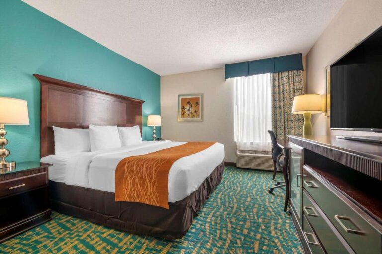 hotels in Fort Lauderdale with hot tub in room 2
