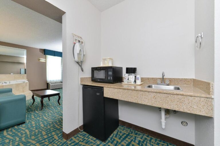 hotels in Fort Lauderdale with hot tub in room 3