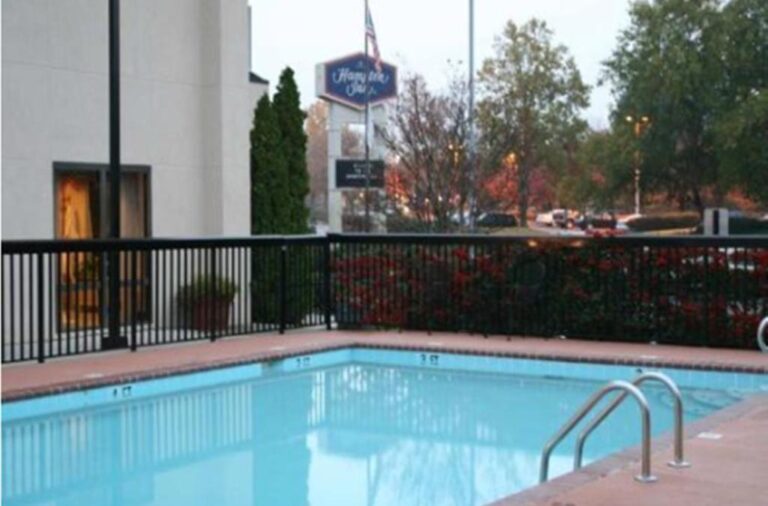 hotels in Huntsville with hot tub in room 4
