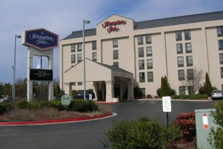 hotels in Huntsville with hot tub in room