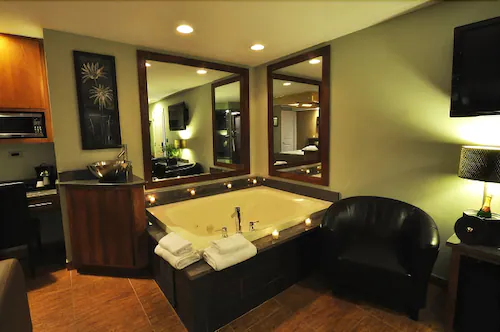 hotels in Naperville IL with hot tub in room
