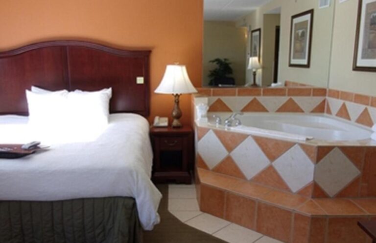 hotels in Naperville with hot tub 2