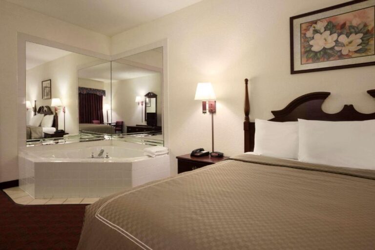 hotels in Naperville with hot tub in room for couples