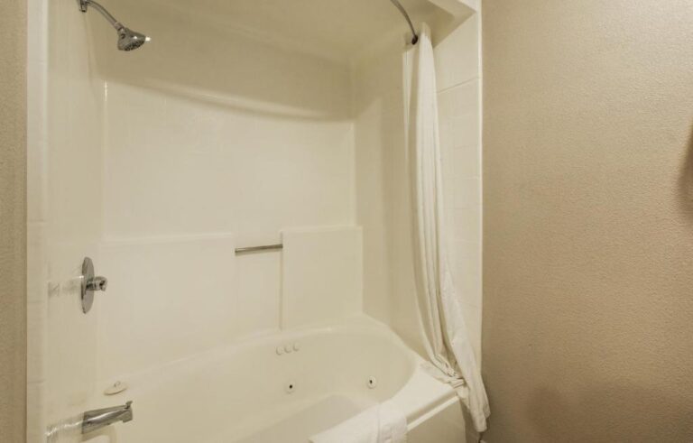 hotels in San Jose with hot tub in room 2