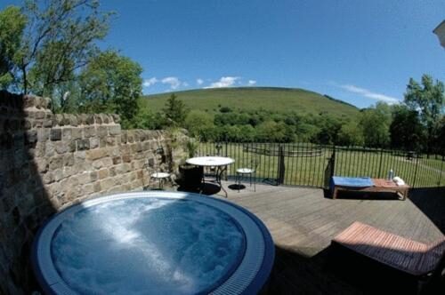 hotels with hot tub in Peak District 3