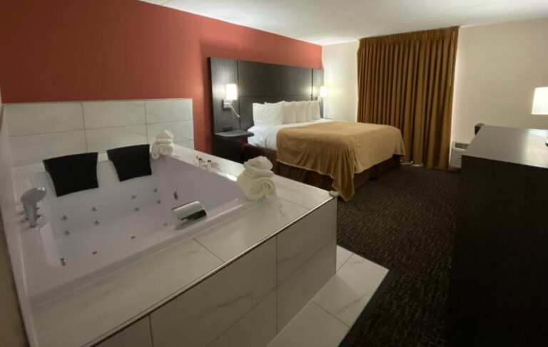 hotels with hot tub in room Naperville 3