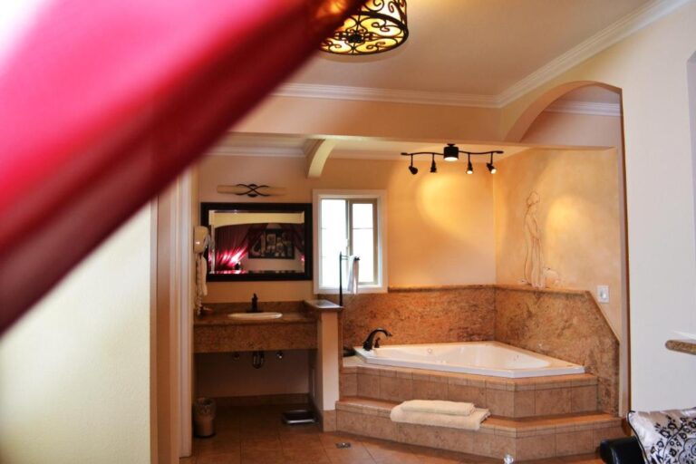 hotels with hot tub in room Sacramento
