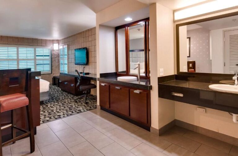 hotels with hot tub suites near Mesa 3