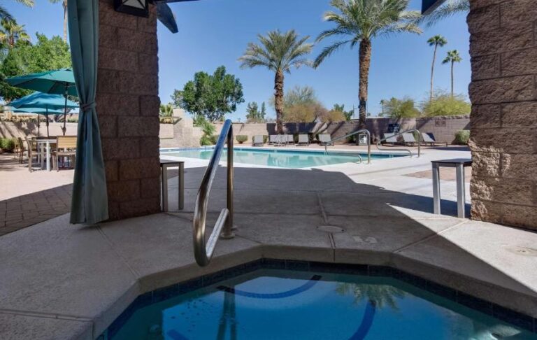 hotels with hot tub suites near Mesa 4